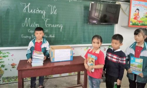 Ảnh 2: Phong trào quyên góp ủng hộ các bạn vùng lũ miền Trung của học sinh lớp 2B