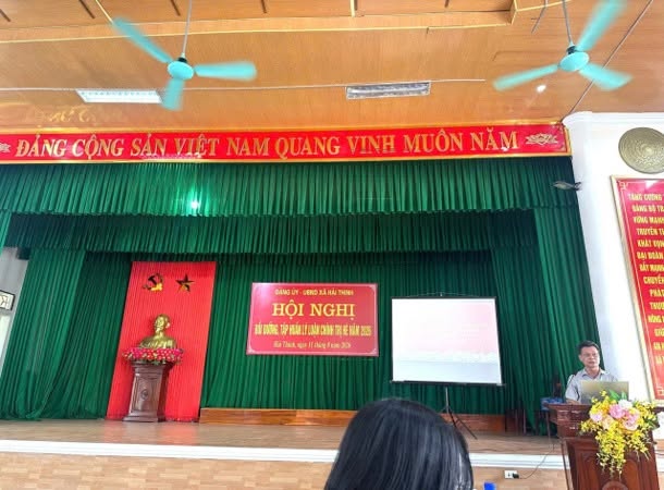Cán bộ, giáo viên, nhân viên tham gia tập huấn