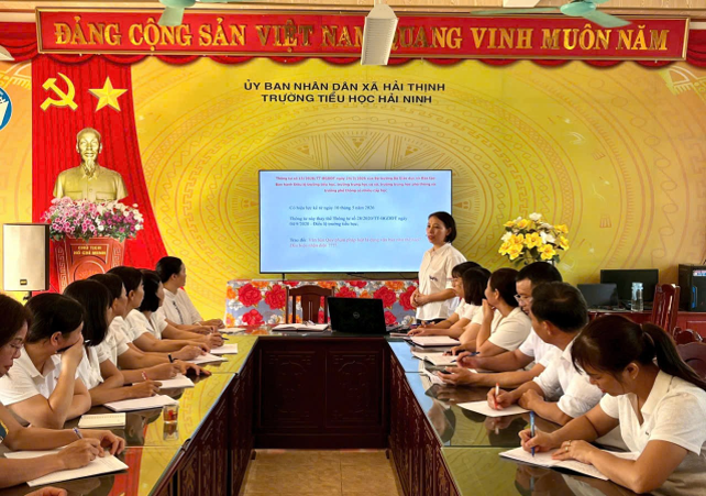 Cán bộ giáo viên tham gia thảo luận