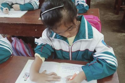 HỌC SINH KHUYẾT TẬT TAY VƯƠN LÊN TRONG HỌC TẬP